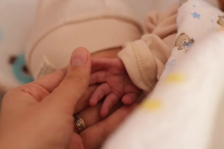 Em Goiânia, primeira bebê monitorada em tempo real com tecnologia de neuroproteção vence prematuridade extrema sem sequelas