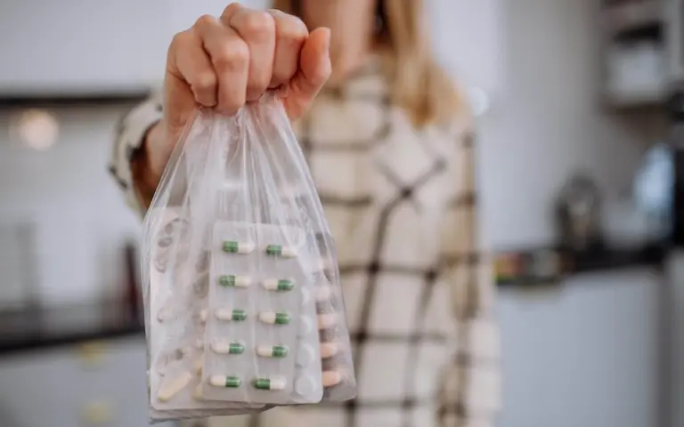 Medicamentos precisam ser descartados corretamente para evitar impactos ambientais e sanitários Créditos: Istock