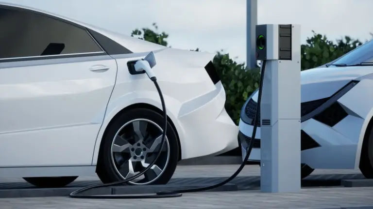 Férias de Verão: Especialista orienta motoristas sobre cuidados com carros elétricos