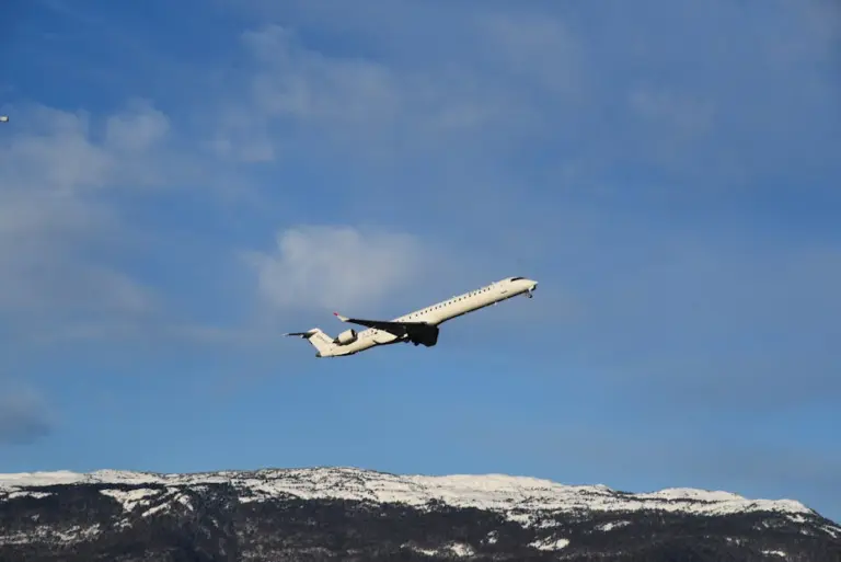 Passagens aéreas: Booking divulga os 10 destinos que mais cresceram nas buscas dos brasileiros em 2024