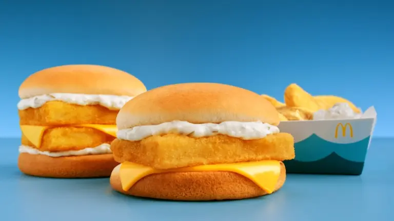 McFish voltou e não veio sozinho: McDonald’s apresenta McFish & Chips com batatas rústicas e parceria com Duolingo