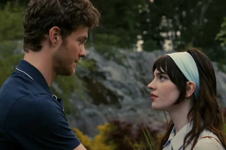 Filme Acompanhante Perfeita chega às plataformas digitais em 23 de março