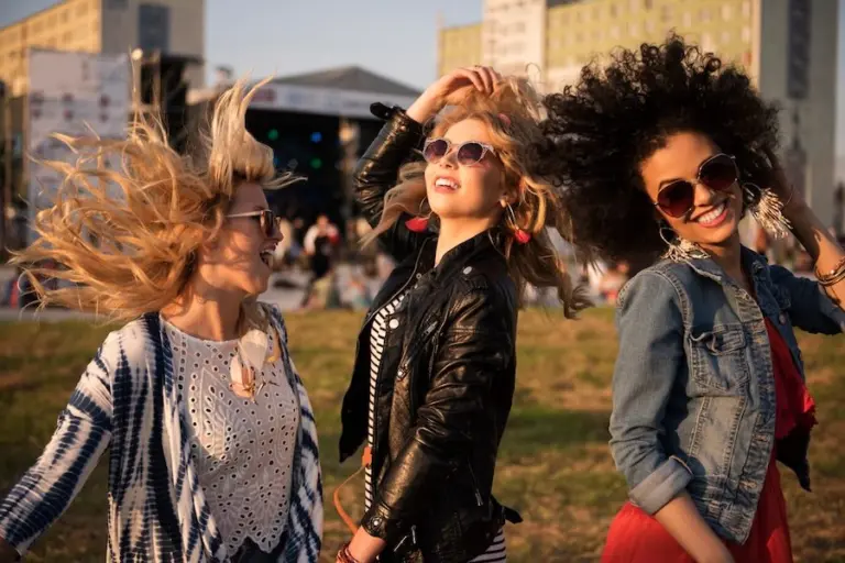 Lollapalooza 2025: Especialista em moda lista dicas para criar o look perfeito com peças de brechó