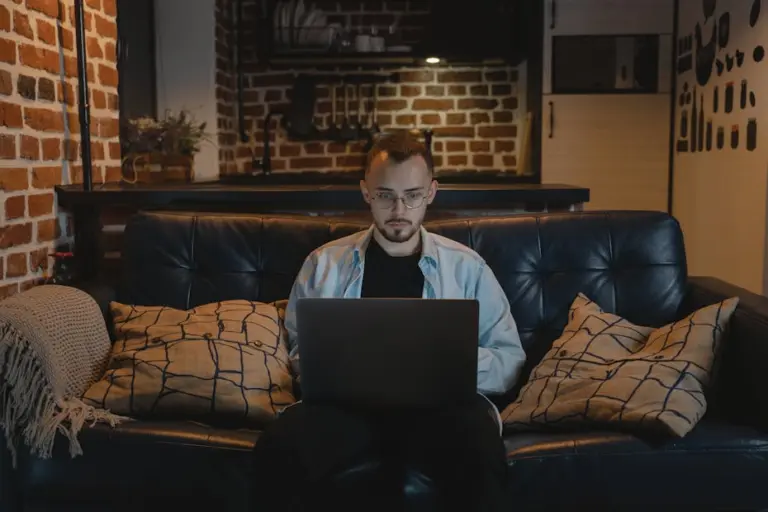 O que mil cortes no Itaú revelam sobre a crise de gestão emocional no home office