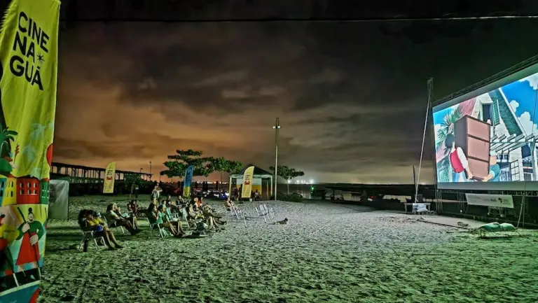 Paradisíaca Ilha do Mel, no Paraná, recebe sessões gratuitas de cinema “pé na areia”