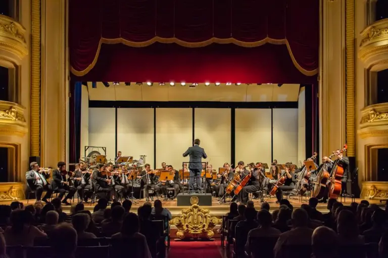 Sinfônica apresenta programa romântico em concerto a céu aberto no Dia dos Namorados