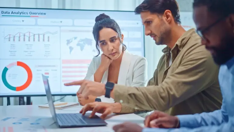 Análise de dados é o maior desafio digital dos brasileiros em 2025, revela estudo 