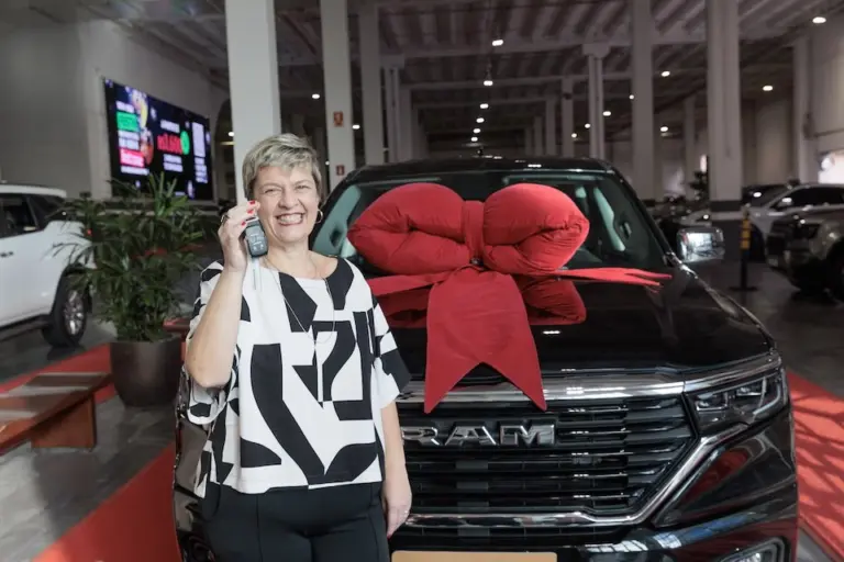 Campanha de Dia dos Namorados do RibeirãoShopping premia moradora de Araraquara com carro 0km