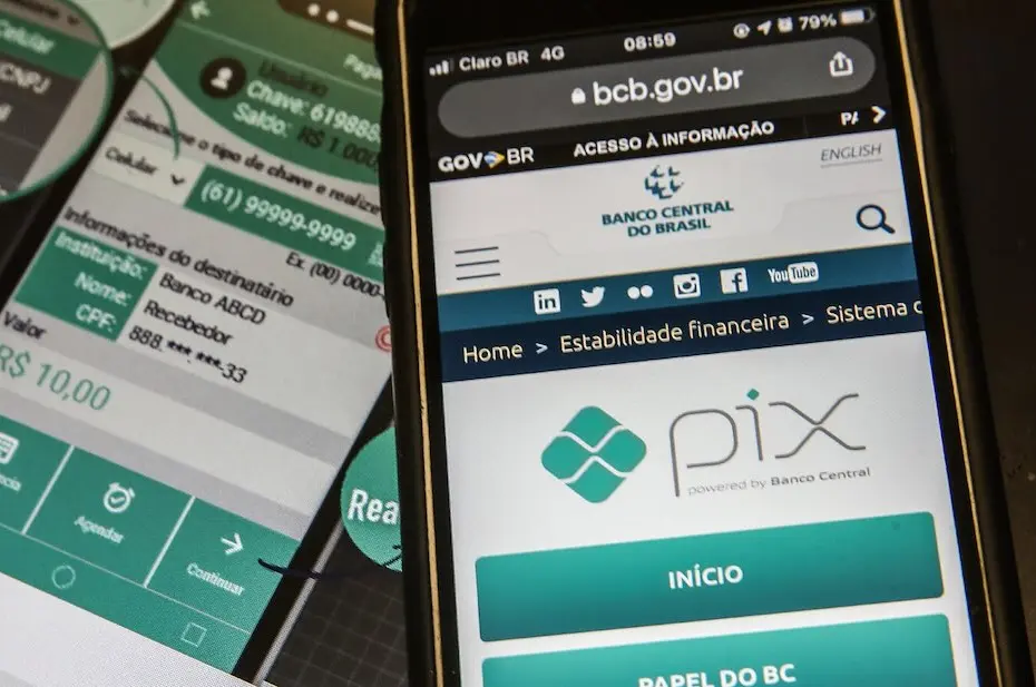 Pix é o pagamento instantâneo brasileiro. O meio de pagamento criado pelo Banco Central (BC) em que os recursos são transferidos entre contas em poucos segundos, a qualquer hora ou dia. É prático, rápido e seguro.