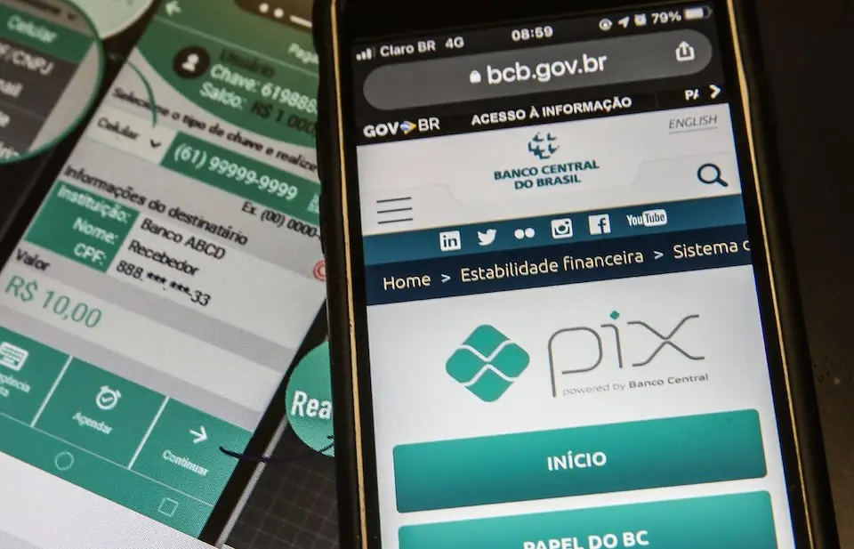 Pix é o pagamento instantâneo brasileiro. O meio de pagamento criado pelo Banco Central (BC) em que os recursos são transferidos entre contas em poucos segundos, a qualquer hora ou dia. É prático, rápido e seguro.