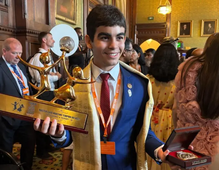 Jovem brasileiro de 16 anos recebe prêmio internacional como uma das 100 crianças prodígio do mundo