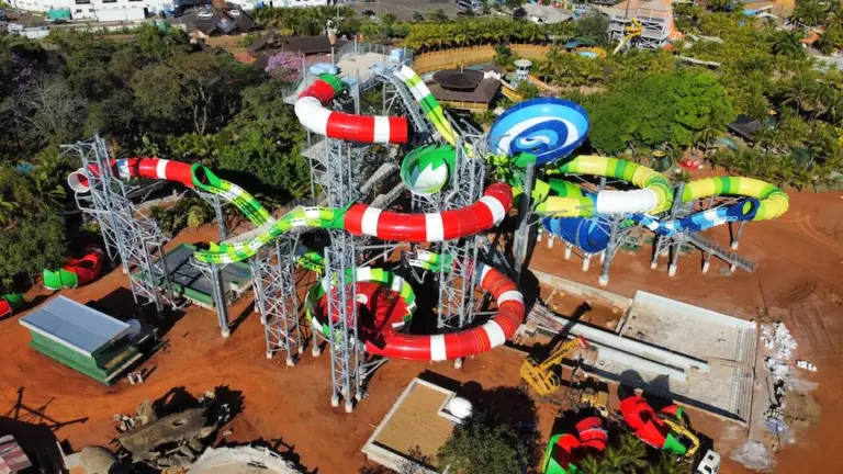 Thermas dos Laranjais constrói um dos maiores complexos de toboáguas do mundo; atração está na reta final de montagem