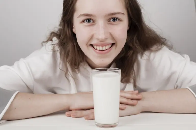 Adolescentes precisam de leite tanto quanto as crianças