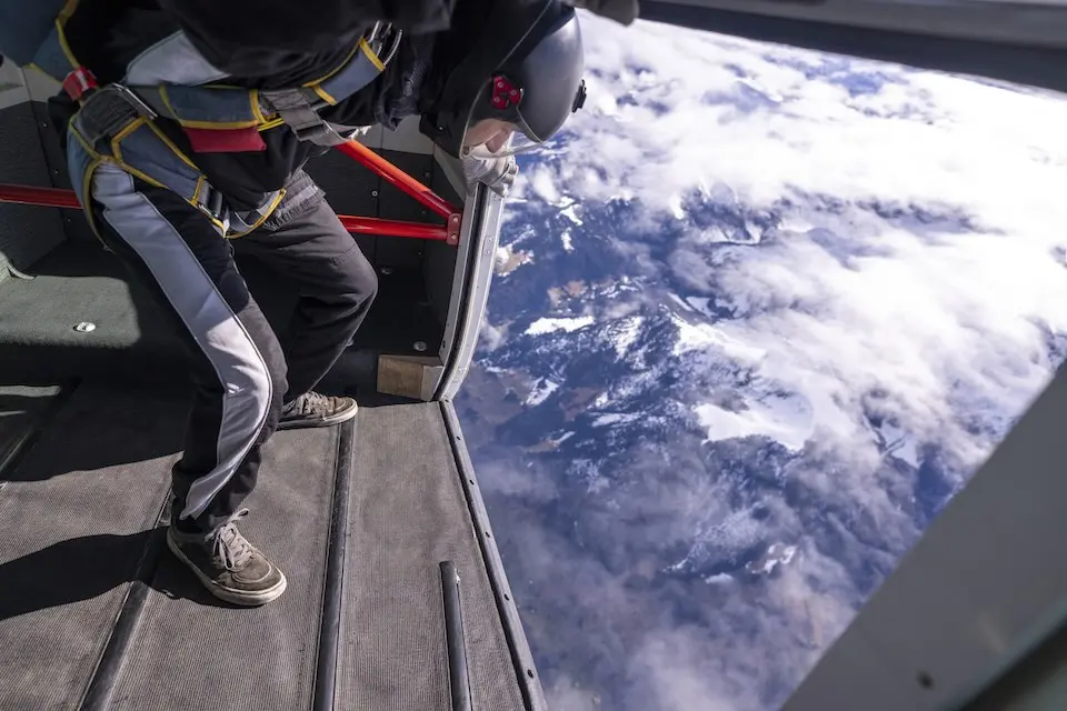 Aventura e propósito: o salto de paraquedas como ferramenta de autoconhecimento