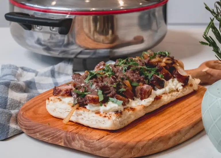 Conexão em cada mordida: receita de sanduíche aberto de carne para promover momentos em família