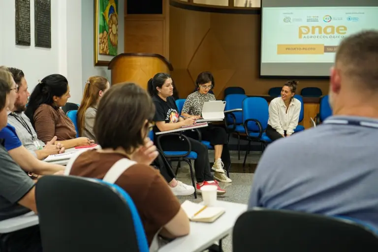 Da terra ao prato: como a oferta de alimentação escolar está mudando a agricultura familiar no Brasil