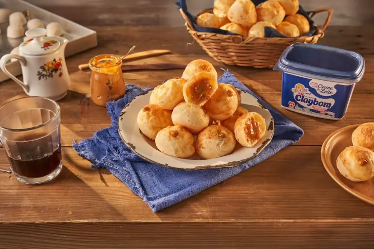 Dia do Pão de Queijo: Aprenda a fazer uma versão recheada com doce de leite do tradicional prato da