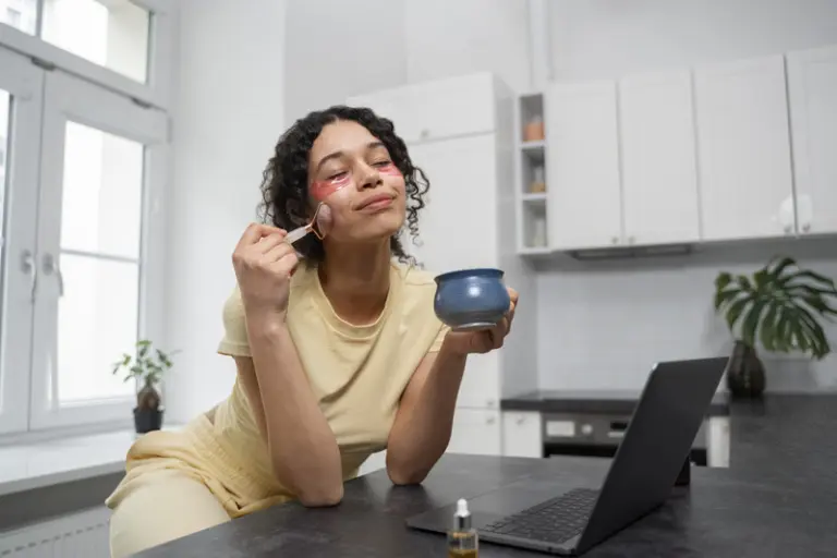 Dicas e cuidados para evitar o envelhecimento precoce gerado pela luz ​de celulares, computadores e TVs​​ ​