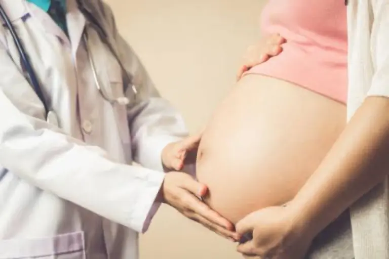 Cirurgia plástica associada ao parto: benefícios, riscos e o que toda mãe deve saber