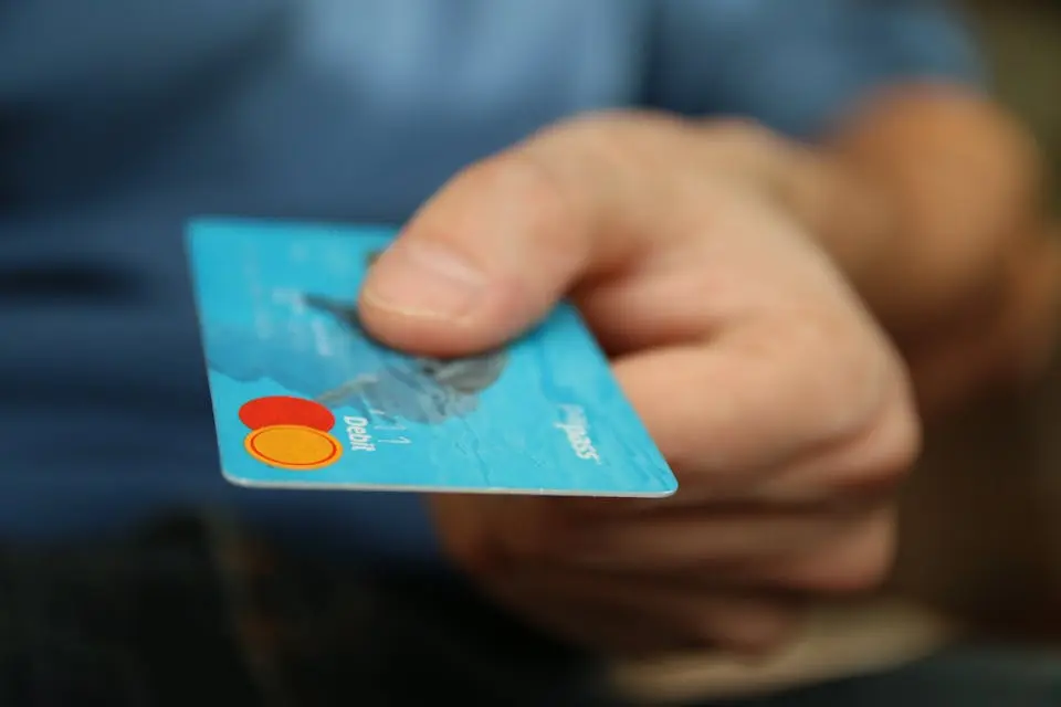 Saiba quais bancos cobram juros acima de 100% da dívida no cartão