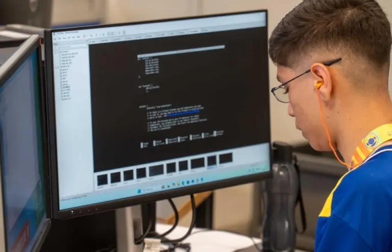 Setor de TIC deve gerar 147 mil vagas até o fim de 2025; parceria entre SENAI e empresas pretende ampliar formação na área