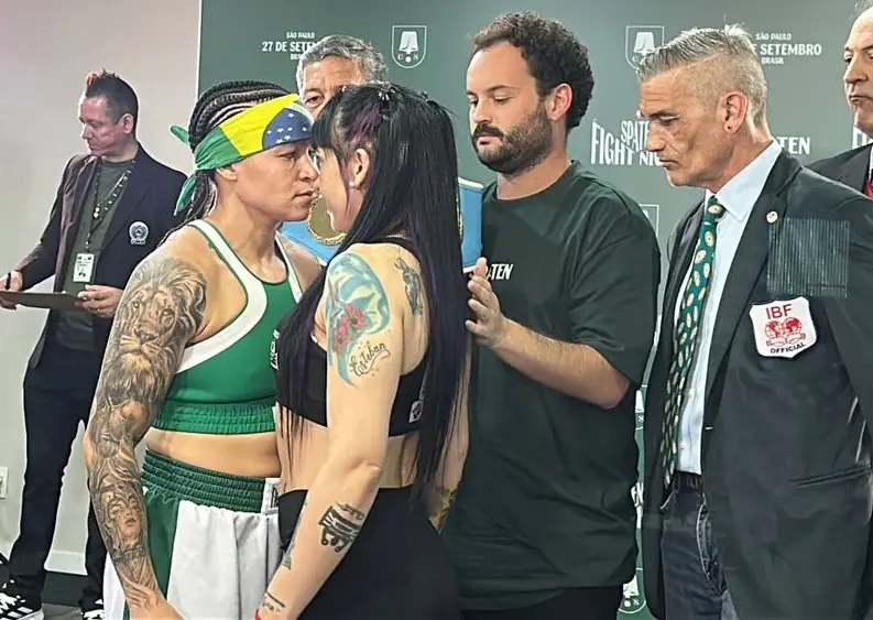 Lutadores do embate principal do Spaten Fight Night 2, que acontece neste sábado, Acelino Popó Freitas e Wanderlei Silva voltaram a se estranhar na pesagem realizada nesta sexta-feira (26), véspera do desafio de gigantes. Após conferirem seus pesos na balança, Popó e Wanderlei ficaram frente a frente e trocaram provocações, assim como ocorreu na quinta-feira, na encarada que Spaten promoveu em plena Faria Lima para uma multidão de pessoas.

Ao todo, o Spaten Fight Night 2 conta com quatro embates, três deles no boxe (Popó x Wanderlei Silva; Bia Ferreira x Maira Moneo; e Hebert Conceição x Yamaguchi Falcão) e um na modalidade MMA (Thiago Manchinha x Wanderson Barcelos). Todos os lutadores fizeram a pesagem oficial, estão dentro dos respectivos pesos estipulados e, portanto, prontos para os desafios no sábado.

O Spaten Fight Night 2 acontece em São Paulo, no Arca, a partir das 19h, com transmissão da TV Globo, Canal Combate e Globoplay. A Rede Globo exibirá as lutas Popó x Wanderlei Silva (a partir da 0h) e Bia Ferreira x Maira Moneo (a partir das 23h10).