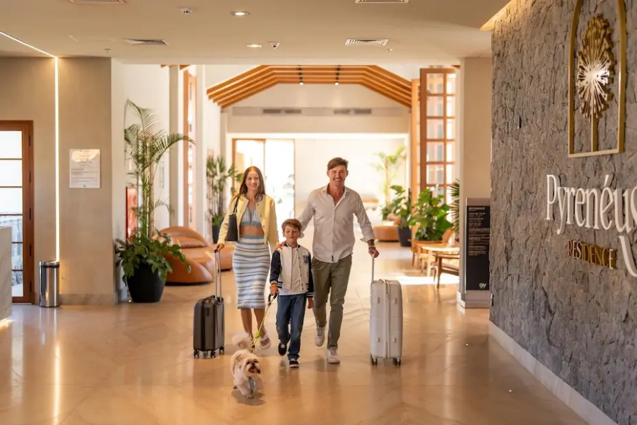Afeto que viaja junto: pets ganham espaço em resorts no Brasil