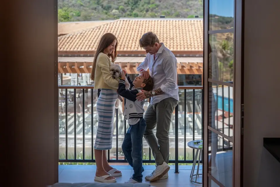 Afeto que viaja junto: pets ganham espaço em resorts no Brasil