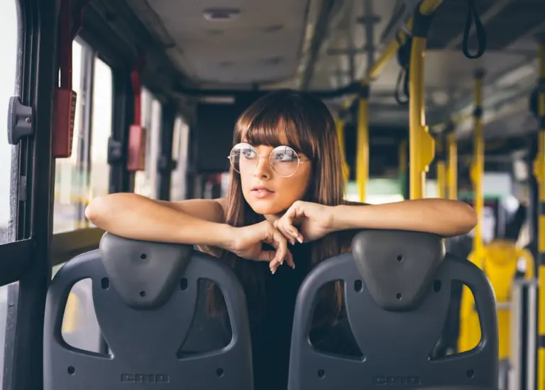 ClickBus explica como o viajante pode otimizar espaço e garantir que itens de segurança, higiene e entretenimento fiquem acessíveis durante todo o trajeto.