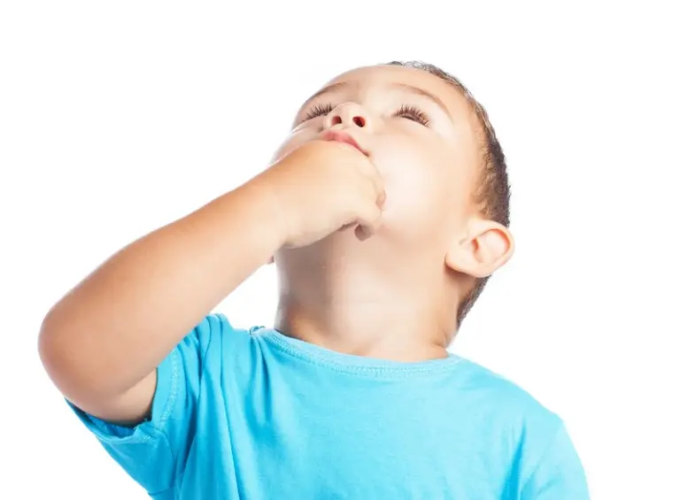 Curiosidade infantil pode virar susto: saiba o que fazer quando a criança coloca algo na boca, no ouvido ou até no nariz