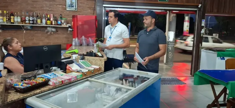 Procon de Guaíra em ação: orientação a bares e restaurantes na campanha estadual contra o metanol