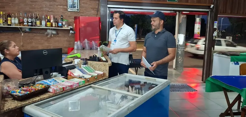 Procon de Guaíra em ação: orientação a bares e restaurantes na campanha estadual contra o metanol