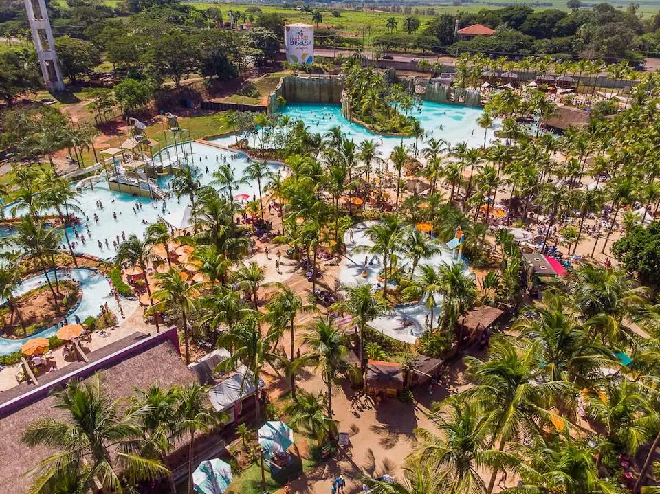Sombra garantida! Os 800 coqueiros do Hot Beach Olímpia são convite à vida boa nos feriados
