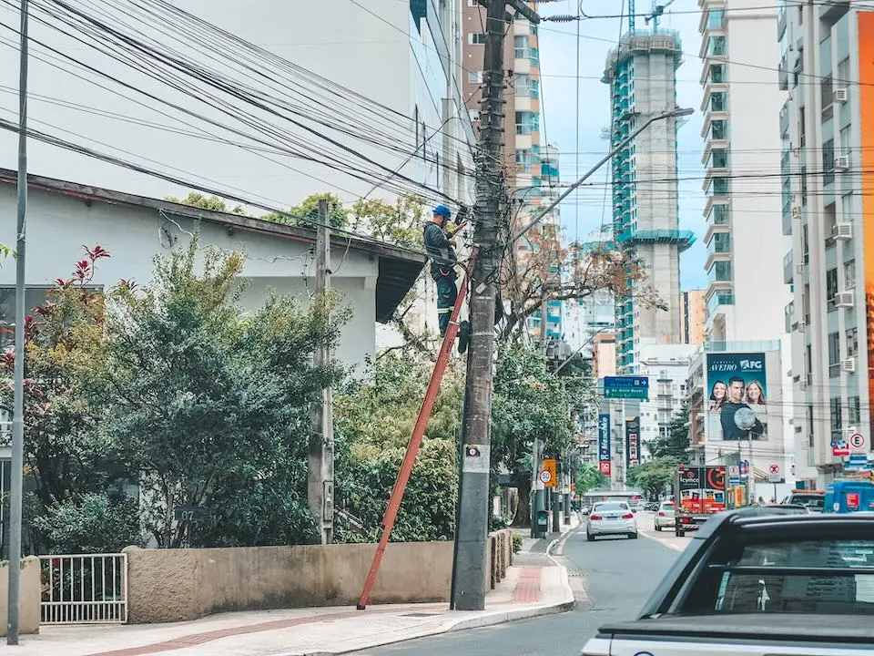 Cidade sem fios? Especialista revela que retirar fiação das ruas pode turbinar valorização dos imóveis em até 30%