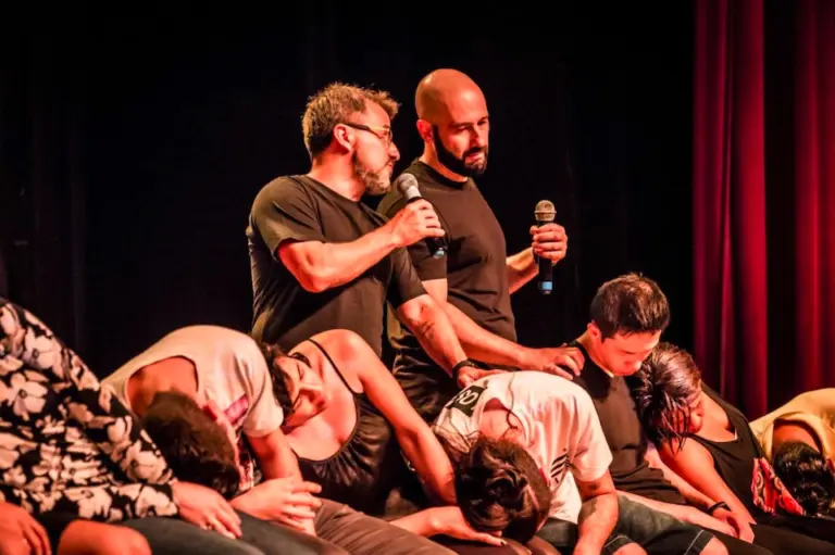 POW Festival 2025 recebe espetáculo de hipnose cômica ‘Magicamente’