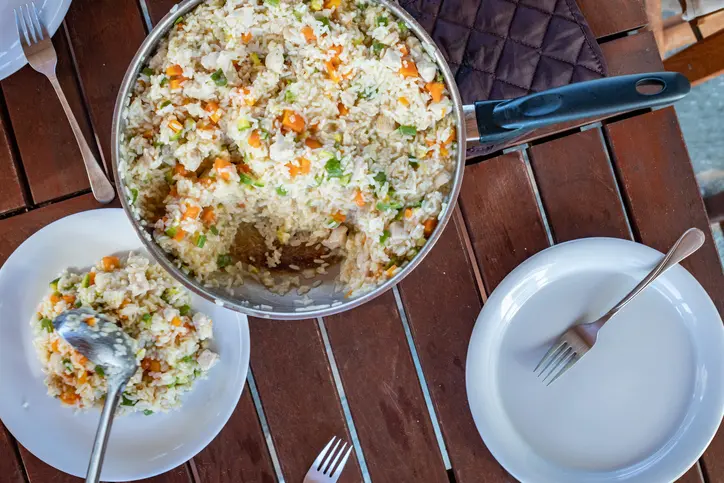 Melhores acompanhamentos para arroz à grega: dicas de culinária e harmonização