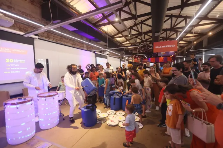 Ritmo sustentável: grupo Percurtindo ensina transformar recicláveis em instrumentos musicais no POW Festival