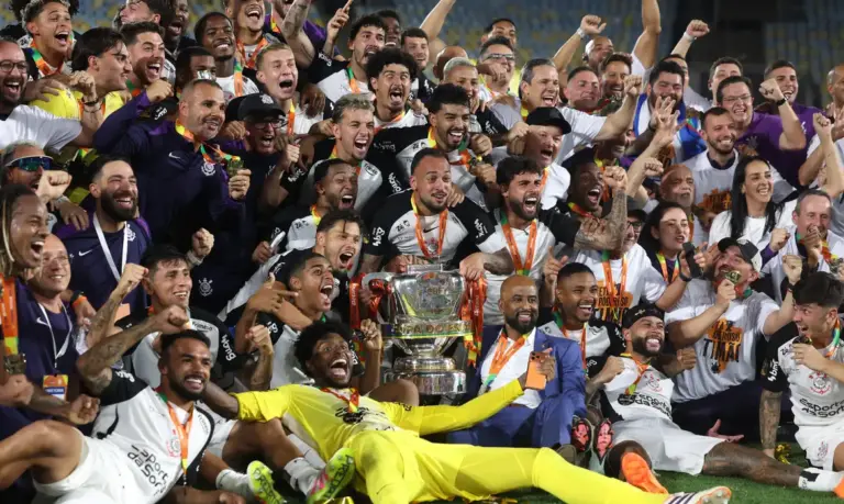 Corinthians vence o Vasco no Maracanã e conquista o tetracampeonato da Copa do Brasil