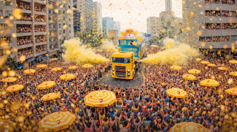 Carnaval que desce redondo: Skol inova e traz DJ internacional Calvin Harris para tocar pela primeira vez em um trio elétrico na Consolação
