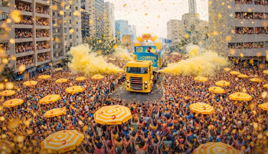 Carnaval que desce redondo: Skol inova e traz DJ internacional Calvin Harris para tocar pela primeira vez em um trio elétrico na Consolação
