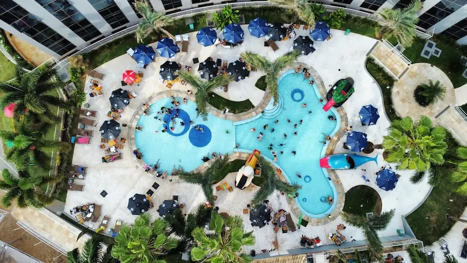 Vista aérea da piscina infantil do único hotel localizado anexo ao Parque do Peão de Barretos, o Barretos Park Hotel.