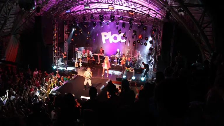 PLOC se reinventa e vira festival: 21 artistas no mesmo palco em uma noite histórica no Qualistage