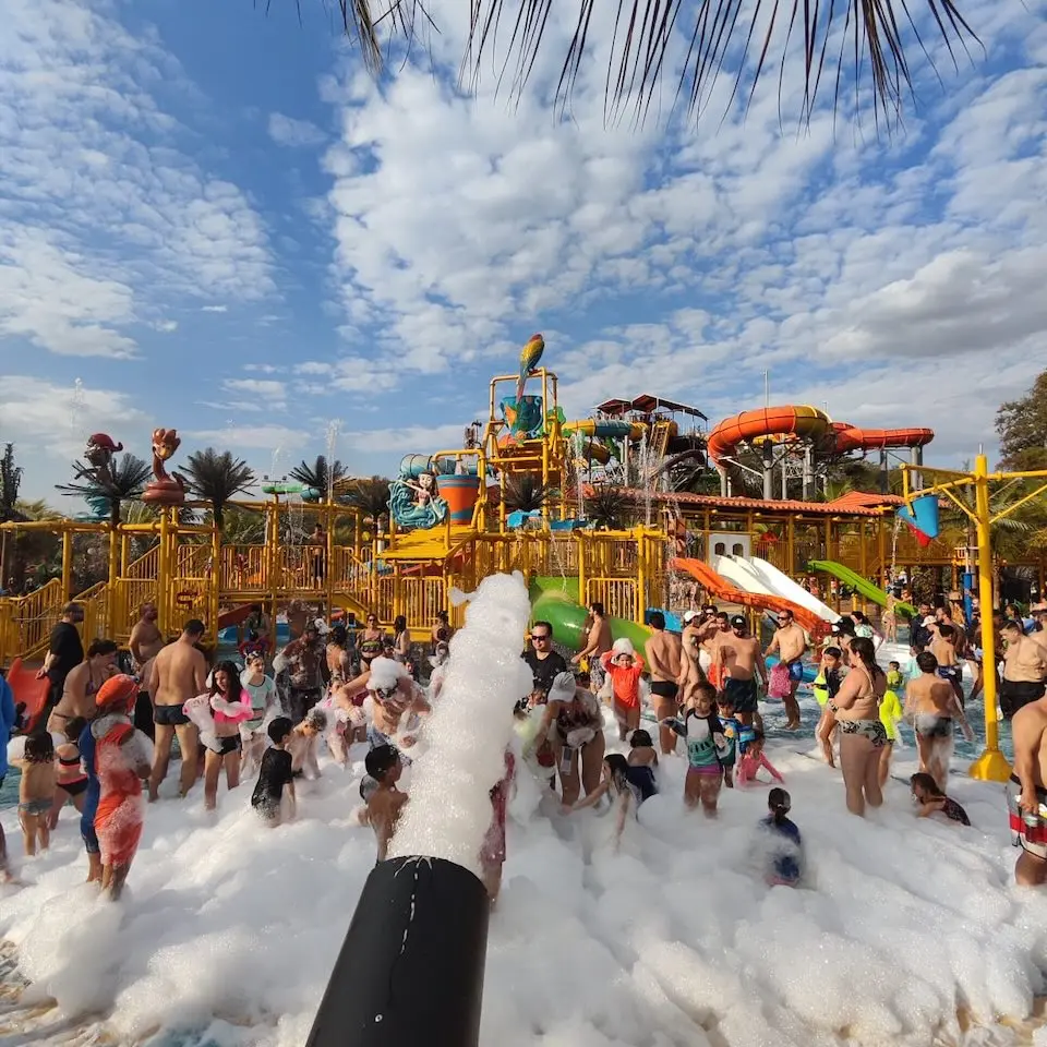 Carnaval 2026 no Thermas dos Laranjais terá folia, música e diversão nas águas quentes