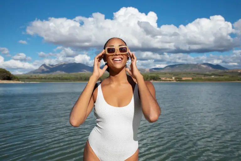 Como proteger seus olhos do sol, do cloro e da areia