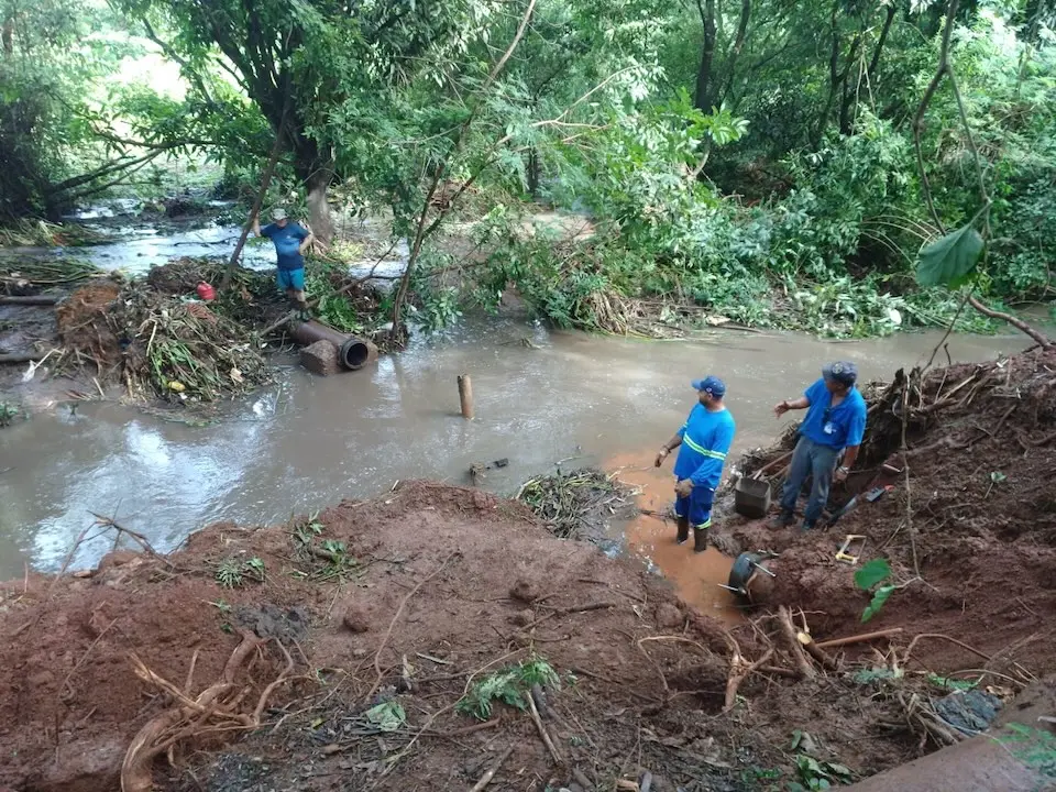 Falta d’água em Guaíra: equipes trabalham desde a madrugada na adutora do Córrego das Antas