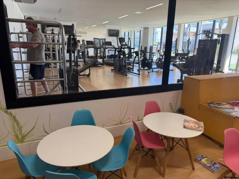 Academia com brinquedoteca ajuda mães a retomarem rotina de atividade física