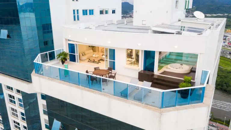 Conheça a maior cobertura frente-mar à venda em Balneário Camboriú com 740 m² e preço de R$ 42 milhões