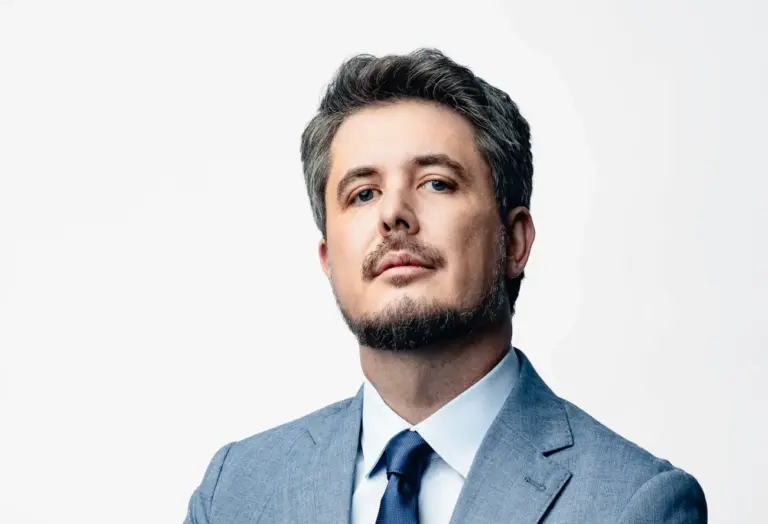 Tecnologia encurta caminho até o diploma e impulsiona movimento de volta aos estudos entre adultos