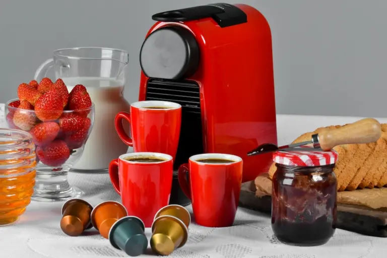 Vale a pena comprar uma cafeteira elétrica? Descubra prós, contras e como usar