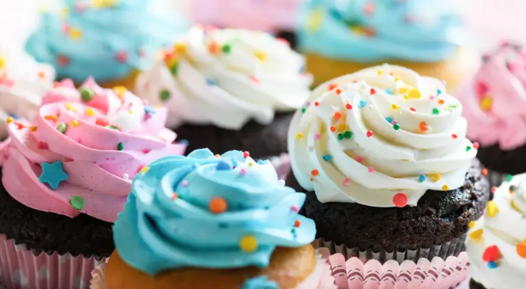 Cupcakes temáticos: ideias criativas de decoração para usar o doce como lembrancinha de festa